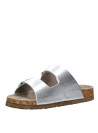 Sandalia casual de cuero plata con tiras anchas y hebillas, perfecta para combinar con jeans o vestidos ligeros.