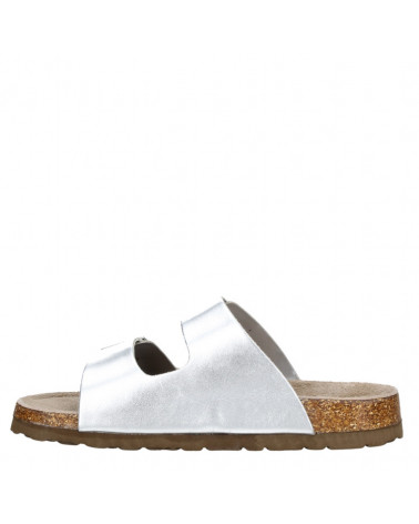 Diseño normcore en sandalia de cuero plata, suela con detalles de corcho, ideal para un look casual y elegante.