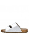 Diseño normcore en sandalia de cuero plata, suela con detalles de corcho, ideal para un look casual y elegante.