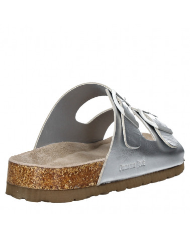 Sandalia de cuero color plata para mujer, estilo casual tipo Birkenstock con dos tiras ajustables y hebillas metálicas.