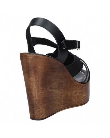 Sandalia de mujer en cuero negro, plataforma alta y cuña robusta, perfecta para un look fresco y moderno.