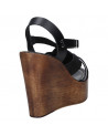 Sandalia de mujer en cuero negro, plataforma alta y cuña robusta, perfecta para un look fresco y moderno.