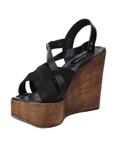 Calzado casual de mujer en cuero negro, sandalia con plataforma y cuña, ideal para ocasiones informales.
