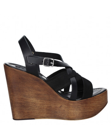 Sandalia de mujer negra de cuero con plataforma alta y tacón cuña, diseño casual con tiras entrecruzadas en el empeine.