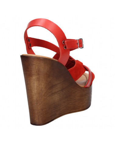 Sandalia roja de cuero para mujer, diseño casual con tiras dinámicas y hebilla en tobillo, ideal para salidas al aire libre.