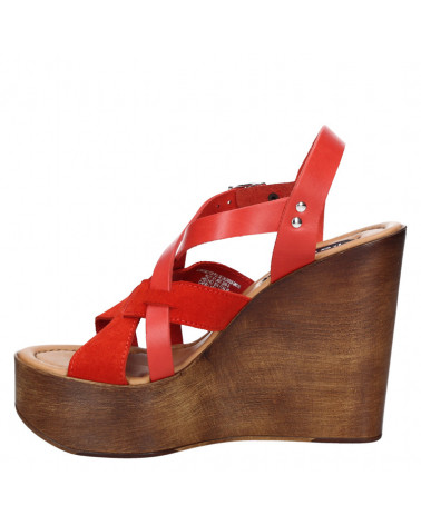 Sandalia femenina roja de cuero, estilo casual con plataforma alta, combina con vestidos veraniegos y faldas midi.