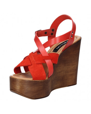 Sandalia de mujer en cuero rojo, diseño casual con plataforma y cuña, perfecta para ocasiones informales o semi-informales.