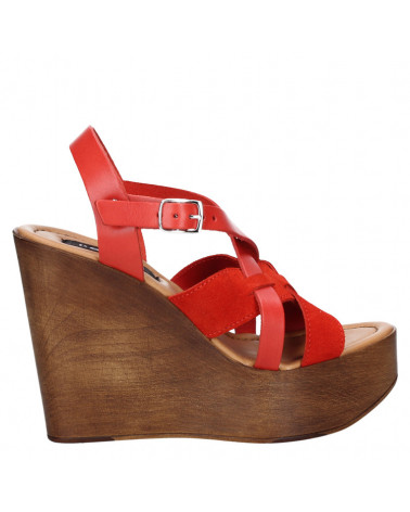 Sandalia roja de mujer casual con plataforma alta y tacón cuña robusto, ideal para un look fresco y moderno en cuero.