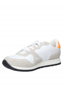 Zapatilla informal blanca de hombre, taco plano y suela flexible.