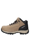 Zapato de seguridad beige para hombre, diseño robusto con refuerzos en punta y talón para protección adicional.