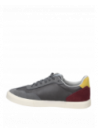 zapatilla gris de hombre en cuero/textil con taco plano y punta redonda.