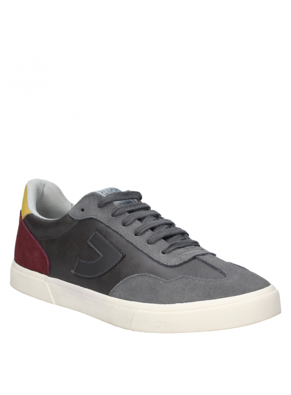 Zapatilla negra informal de hombre en cuero/textil, suela flexible y confortable.