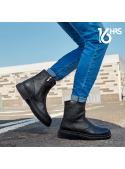 Botín negro de hombre en cuero, diseño robusto y minimalista, ideal para un estilo casual y utilitario.