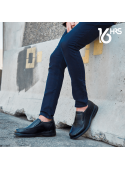 Zapato de cuero negro para hombre, diseño clásico tipo mocasín sin cordones, ideal para un look semi-formal elegante.