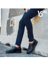 Zapato de cuero negro para hombre, diseño clásico tipo mocasín sin cordones, ideal para un look semi-formal elegante.