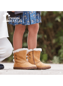 Bota camel infantil con suela de agarre, ideal para invierno, punta redonda y taco plano.