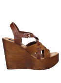Sandalia de cuero café con tacón tipo cuña y tiras estilizadas, ideal para salidas al aire libre y eventos relajados.