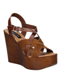 Sandalia casual de cuero café con diseño de plataforma y cuña, adecuada para ocasiones informales y semi-informales.