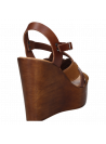 Sandalia de mujer en cuero café con plataforma alta y cuña robusta, ideal para un look casual y cómodo.