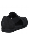 Sandalia negra de cuero para mujer, estilo casual con taco plano de 2 cm.
