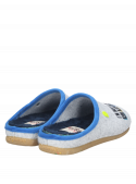 Pantuflas para niño en gris, fabricadas con materiales reciclados y suela de goma.