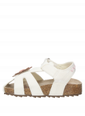 Sandalia blanca infantil, estilo casual, taco plano de 2 cm, ideal para comodidad y frescura.