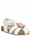 Sandalia blanca para niña, diseño versátil y cómodo, perfecta para uso diario en el parque o la playa.