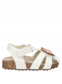 Sandalia blanca de niña, estilo informal, material sintético, ideal para aventuras al aire libre.