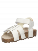 Sandalia informal blanca de niña, cómoda y fresca para la playa.