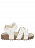 Sandalia blanca de niña con taco plano de 2 cm y punta abierta, ideal para el parque.