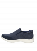 Zapatilla slip-on azul para hombre, estilo informal con aplicación de cuero en talón, adecuada para salidas casuales.