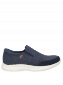 Zapatilla azul para hombre con diseño slip-on, ideal para un estilo casual urbano, combinando textil y cuero en el talón.