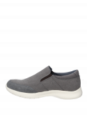 zapatilla gris slip-on para hombre, combina textil y cuero, adecuada para combinar con jeans o pantalones chinos.