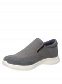 zapatilla gris urbana, textil y cuero, logo de metal discreto en el costado, cómoda para caminatas y salidas informales.