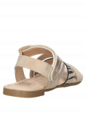 Sandalia beige de niña, taco plano de 1,5 cm, ideal para comodidad y frescura.