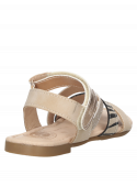 Sandalia beige de niña Panama Jack D775, con punta abierta, cómoda y adecuada para casa o exteriores.