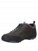 Zapatilla outdoor gris para hombre, con refuerzos en talón y puntera, adecuada para caminatas y excursiones.
