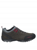 Zapatilla gris de cuero gamuzado para hombre, estilo outdoor, robusta y funcional, ideal para actividades al aire libre.