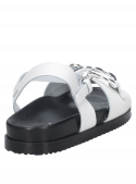 Sandalia de cuero blanco, estilo casual para mujer, ideal para mantener frescura y comodidad.