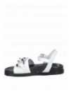 Sandalia informal de cuero blanco, diseño fresco y cómodo, adecuada para eventos casuales.