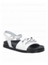 Sandalia de cuero blanco, diseño moderno, ideal para ocasiones informales y comodidad diaria.