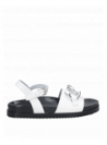 Sandalia blanca de cuero para mujer, estilo informal, con taco plano y punta abierta.