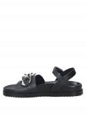Sandalia de mujer en cuero negro, estilo casual con taco plano, ideal para eventos relajados.