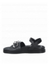 Sandalia de mujer en cuero negro, estilo casual con taco plano, ideal para eventos relajados.