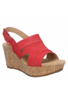 Sandalia roja de cuero para mujer, estilo informal con taco cuña, combinando elegancia y comodidad.