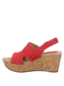 Sandalia femenina en cuero rojo, con plataforma cuña, brindando confort y libertad al caminar.
