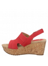 Sandalia femenina en cuero rojo, con plataforma cuña, brindando confort y libertad al caminar.