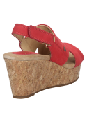 Elegante sandalia de cuero rojo, diseño cómodo y ligero, perfecta para uso diario.