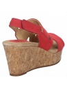 Elegante sandalia de cuero rojo, diseño cómodo y ligero, perfecta para uso diario.