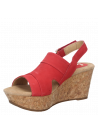 Sandalia roja de cuero para mujer con taco cuña de 8 cm y punta abierta, ideal para un estilo informal.